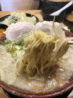 飛騨高山ラーメン もん吉 - 醤油らーめん背脂2麺リフト