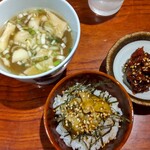 Yaki Miso Ramen Yadoya - スープとひと口飯、ひと口飯は「アワビの塩辛」、自家製ねり梅ダブル 100円
