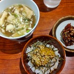 灼味噌らーめん 八堂八 - スープとひと口飯、ひと口飯は「アワビの塩辛」、自家製ねり梅ダブル 100円