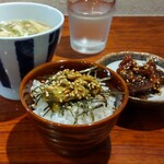 Yaki Miso Ramen Yadoya - スープとひと口飯、ひと口飯は「アワビの塩辛」、自家製ねり梅ダブル 100円