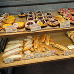 ビアン シュール - パンの棚1