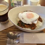 So-Sharukafe Sain Wizumi Beri Beri Su Pu - ガパオライスとホットコーヒー