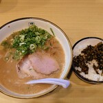 麺や輝 - 令和4年8月
ラーメン 800円
ランチセット高菜ライス 50円