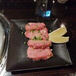 焼肉酒家 傳々 - 究極限定厚切りタン