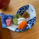 うなぎ亭 友栄 - お茄子お皿とお漬物。