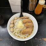 自家製太麺 ドカ盛 マッチョ - カレー油そば（並）＋うずら煮卵＋にんにくまし（上から）