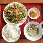 満洲園 - 伝統の餃子&チンジャオロウスー定食 餃子12個 924円