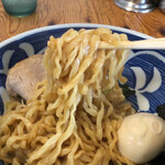 中華そば れもん - 良くタレと混ぜて頂くピロピロ麺リフト♪