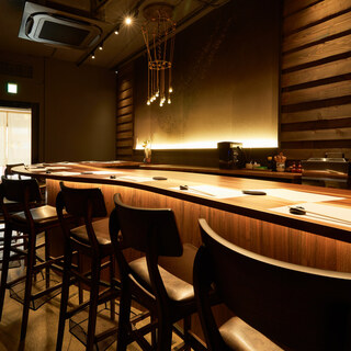 お席はカウンターメイン。控えめな照明が心地よい大人の隠れ家