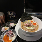 酒肴場 屯 - 【限定】冷やしらぁ麺（真昆布水×がごめ昆布水）¥1000、サイドオーダーの海鮮丼（小）¥500