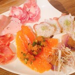Assortment of 3 types of fresh fish + assorted mini ham and salami