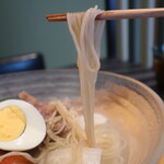 参鶏湯 tan - 自家製ドンチミ冷麺に使われている麺