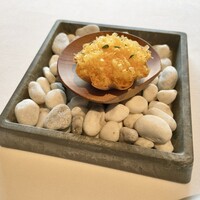 ナクレ - アミューズ・ブーシェ：牡蠣のミキュイ 味醂とヴィネグレット・ソース、とうもろこしのタルト 22ヶ月熟成のミモレット・チーズ