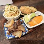 Nancha Tteinoeri- - 本日のおばんざい4種盛（840円） ・ピーマンの肉詰め ・しらすとほうれん草の和風スパサラ ・鮭の塩焼 ・牛肉と大根の甘辛炒め