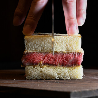 请品尝名产“夏多布里昂的炸猪排三明治”