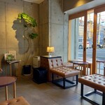 tsumugi cafe - 明るくシンプルで清潔感のある雰囲気