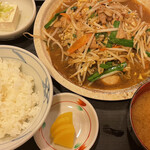 三松会館 - 肉ニラ玉定食(890円)