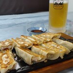 台湾料理 餃子坊 - 鉄板焼き餃子・アサヒ生ビール（中）