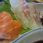 伊豫水軍 - 子供の竜宮弁当にあるお刺身！本日はサーモンと鯛