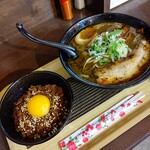 らーめん専科 くさび - 月見チャーシュー丼セット（黒味噌で）