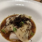 マンサルヴァ - ラヴィオリの中にはウイキョウのピューレが。爆烈な茸のスープでいただきます。