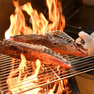 接到訂單後才開始烤制的魚正名物“稻草烤鰹魚”!