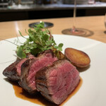 マンサルヴァ - 珍しく、メインで牛をチョイス。
      理由は、あか牛だったから。
      レストランなら、やっぱり普段食べられないものがいい。
      ヒレでしたが、和牛のような繊維の細やかさではなく、弾力から染み出す旨みが美味しい♪