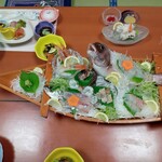 いび - 料理写真:刺身舟盛り（2人前）、湯引き、前菜の数々。