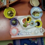 いび - 前菜。八寸、鯵の南蛮漬、もずく、鱧の皮の酢の物、赤い器は鱧の卵。