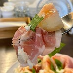 今池ピザ食堂 ピッグスープ - 生ハムの塩味と桃のコラボレーション