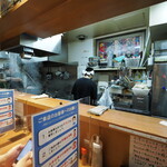 亀戸煮干中華蕎麦 つきひ - カウンターと厨房