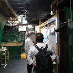 亀戸煮干中華蕎麦 つきひ - 券売機前の行列