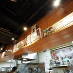 亀戸煮干中華蕎麦 つきひ - カウンターの上の棚にフィギュア