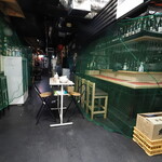 亀戸煮干中華蕎麦 つきひ - 後ろのテーブル席　片口イワシの箱があった