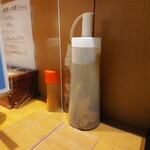 亀戸煮干中華蕎麦 つきひ - 煮干し酢と一味