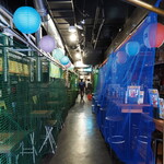 亀戸煮干中華蕎麦 つきひ - 亀戸横丁内部。奥がつきひ