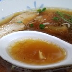 中華料理ひろし - 中盤のスープの表情。