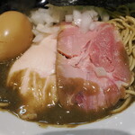 亀戸煮干中華蕎麦 つきひ - 味玉とチャーシュー