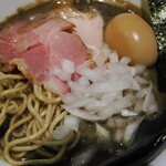亀戸煮干中華蕎麦 つきひ - 麺と刻み玉葱