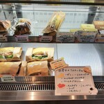 Fromage堂島 - ショーケースにはクロワッサンサンドやチーズケーキなども、フォカッチャサンドに使われるその日のチーズやハムもきちんと記載♪