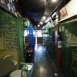 亀戸煮干中華蕎麦 つきひ - 亀戸横丁の中から入り口方向