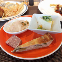 カフェ＆レストラン ヴァン - キッシュでお腹がふくれる
                      奥の白いのはチーズ冷や奴だっけ