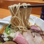 竹末東京Premium - 麺はパツッとした細麺ストレート