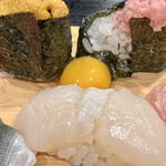Sushi Izakaya Yorozuya - 活ホタテ　ウニ　とろウズラ