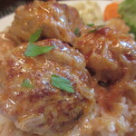 ジュイップ - 濃厚なクリームで煮込まれたミートボールはパプリカ風味。