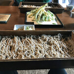 そば処 三百坊 - 坊板蕎麦並み盛りと天ぷらです。