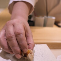 鮨 なんば 日比谷 - 大将のおーきなお手て。たまらんです。