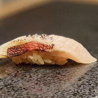 名古屋 栄 鮨 栄華 - のど黒の炙り、炭塩かけ。シャリは全て赤酢。