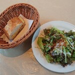 トラットリア・イタリア - セットのパンとサラダ