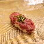 にぎり鮨 一五〇 - 桜肉のニラダレにぎり